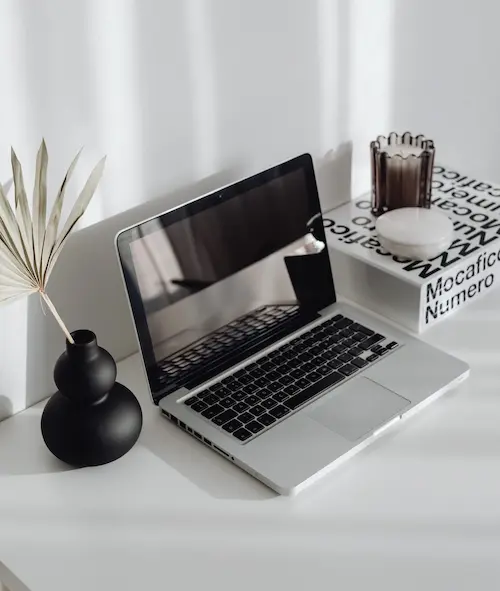 Organisation d'un bureau d'entreprise Un bureau rangé favorise l'efficacité. Je vous aide àstructurer votre espace de travail